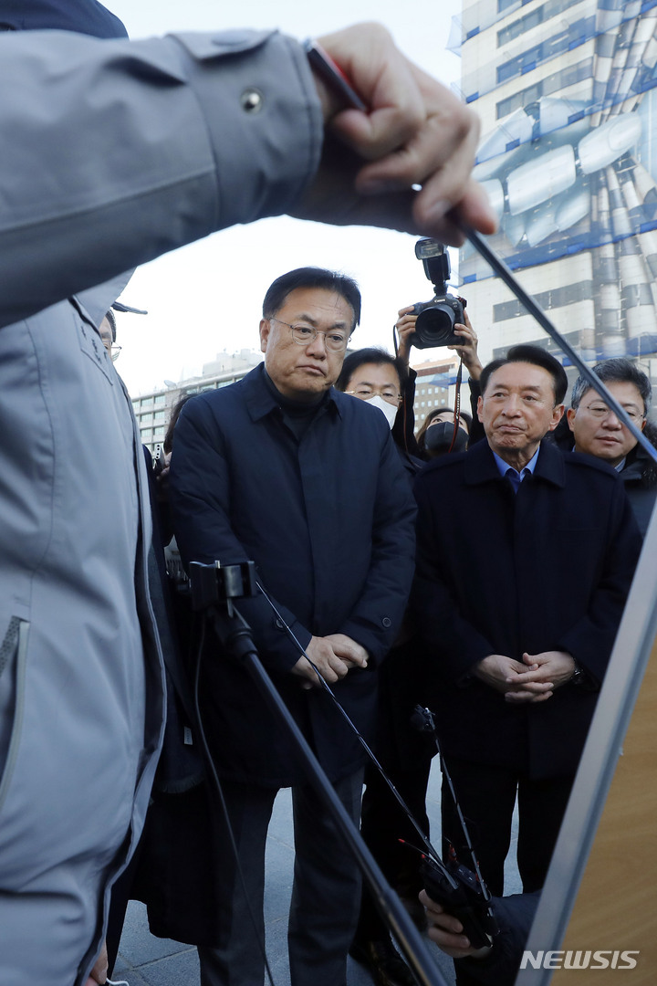 [서울=뉴시스] 최동준 기자 = 정진석 국민의힘 비상대책위원장이 2일 서울 광화문 광장에 마련된 카타르 월드컵 거리응원 경찰 현장지휘소를 방문해 안전 현황 점검을 하고 있다. 2022.12.02. photocdj@newsis.com