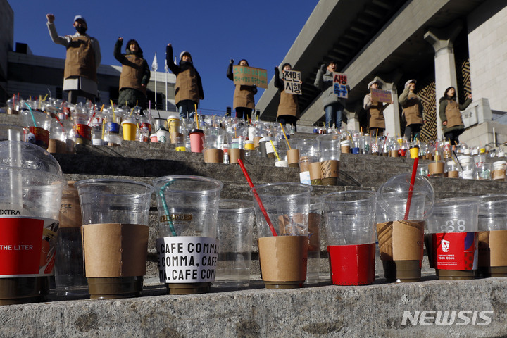 [서울=뉴시스] 최동준 기자 =환경단체가 '1회용컵 보증금제 전국 시행'을 촉구하는 퍼포먼스를 하고 있다. 2022.12.02. photocdj@newsis.com