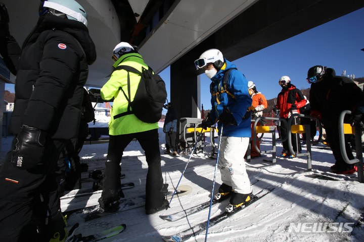 [평창=뉴시스] 김경목 기자 = 스키장 개장일인 2일 오전 스키어들이 강원 평창군 봉평면 휘닉스 평창 스키장에서 리프트를 타고 있다. 2022.12.02. photo31@newsis.com