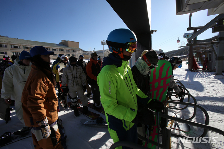 [평창=뉴시스] 김경목 기자 = 스키장 개장일인 2일 오전 스키어·보더들이 강원 평창군 봉평면 휘닉스 평창 스키장에서 리프트를 타기 위해 줄을 서 차례를 기다리고 있다. 2022.12.02. photo31@newsis.com