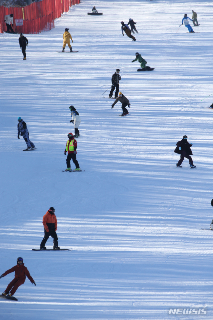 [평창=뉴시스] 김경목 기자 = 스키장 개장일인 2일 오전 스키어·보더들이 강원 평창군 봉평면 휘닉스 평창 스키장에서 슬로프를 미끄러지며 겨울 스포츠의 즐거움을 만끽하고 있다. 2022.12.02. photo31@newsis.com