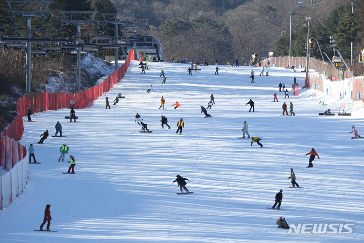 [평창=뉴시스] 김경목 기자 = 스키장 개장일인 2일 오전 스키어·보더들이 강원 평창군 봉평면 휘닉스 평창 스키장에서 슬로프를 미끄러지며 겨울 스포츠의 즐거움을 만끽하고 있다. 2022.12.02. photo31@newsis.com