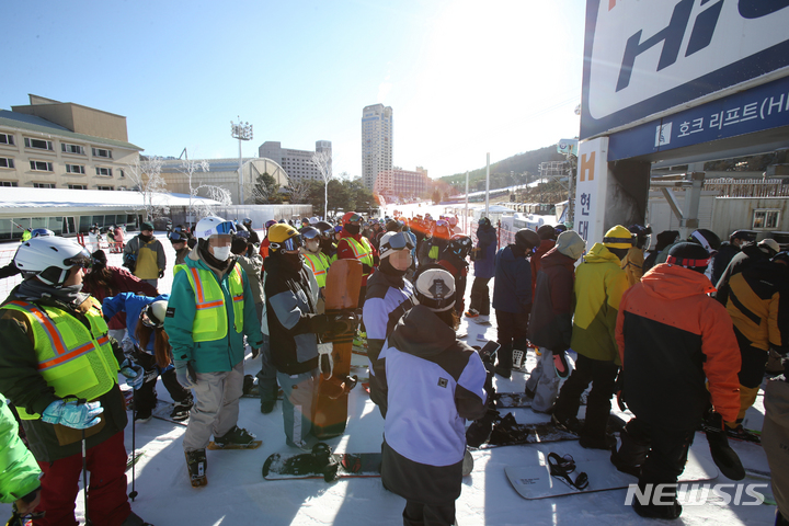 [평창=뉴시스] 김경목 기자 = 스키장 개장일인 2일 오전 스키어·보더들이 강원 평창군 봉평면 휘닉스 평창 스키장에서 리프트를 타기 위해 줄을 서 차례를 기다리고 있다. 2022.12.02. photo31@newsis.com
