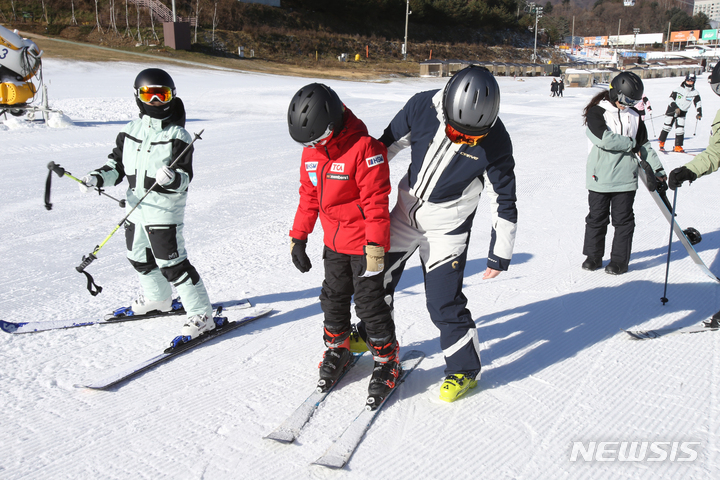 [평창=뉴시스] 김경목 기자 = 스키장 개장일인 2일 오전 초보 스키어들이 강원 평창군 봉평면 휘닉스 평창 스키장에서 강습을 받고 있다. 2022.12.02. photo31@newsis.com