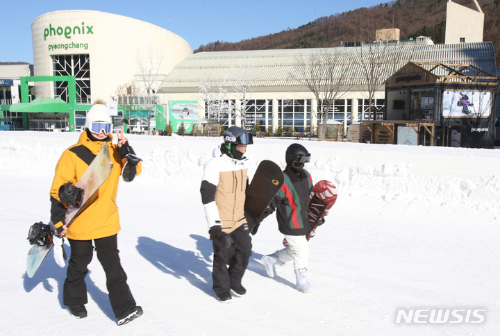 [평창=뉴시스] 김경목 기자 = 스키장 개장일인 2일 오전 보더들이 강원 평창군 봉평면 휘닉스 평창 스키장에서 보드 슬로프로 발걸음을 옮기고 있다. 2022.12.02. photo31@newsis.com
