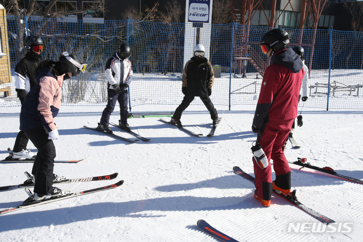 [평창=뉴시스] 김경목 기자 = 스키장 개장일인 2일 오전 초보 스키어들이 강원 평창군 봉평면 휘닉스 평창 스키장에서 강습을 받고 있다. 2022.12.02. photo31@newsis.com