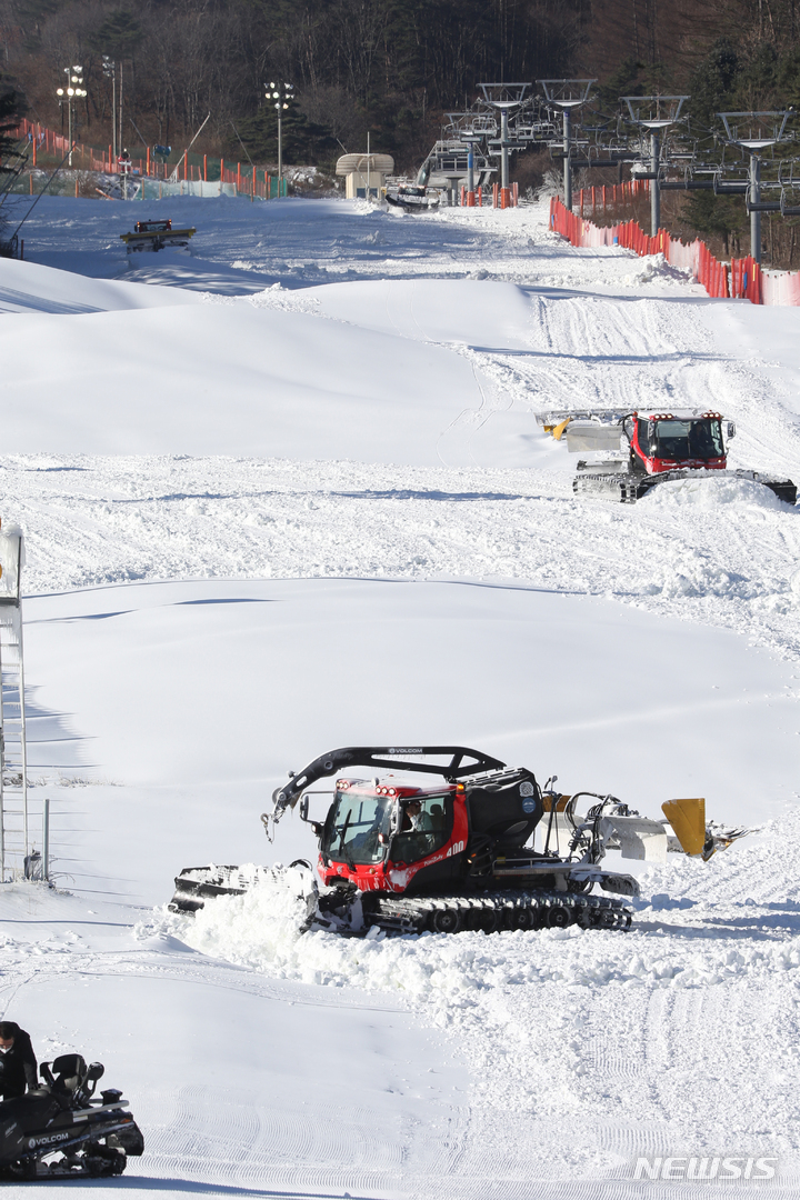 [평창=뉴시스] 김경목 기자 = 영하의 기온으로 떨어진 2일 오전 강원 평창군 봉평면 휘닉스 평창 스키장에서 스키와 보드를 탈 수 있도록 슬로프를 만드는 작업이 한창이다. 2022.12.02. photo31@newsis.com