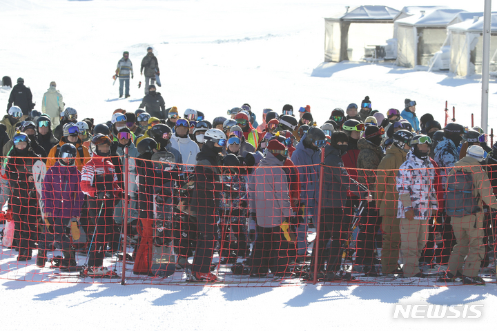 [평창=뉴시스] 김경목 기자 = 스키장 개장일인 2일 오전 스키어·보더들이 강원 평창군 봉평면 휘닉스 평창 스키장에서 리프트를 타기 위해 줄을 서 차례를 기다리고 있다. 2022.12.02. photo31@newsis.com