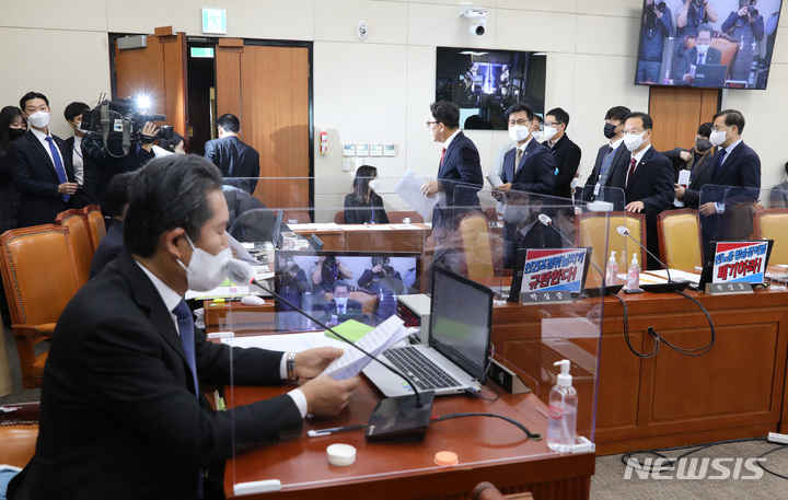 [서울=뉴시스] 전진환 기자 = 국민의힘 의원들이 지난해 12월2일 오전 서울 여의도 국회에서 열린 과학기술정보방송통신위원회 제12차 전체회의에서 정청래 위원장이 방송법 개정안에 대한 찬반토론을 끝낸 것에 항의하며 퇴장하고 있다. 2022.12.02. amin2@newsis.com