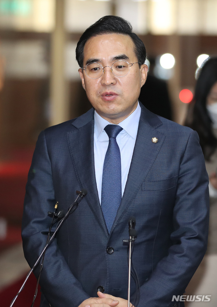 [서울=뉴시스] 전진환 기자 = 박홍근 더불어민주당 원내대표가 2일 오전 서울 여의도 국회의장실에서 주호영 국민의힘 원내대표와의 회동을 마치고 나와 기자들에게 발언하고 있다. 2022.12.02. amin2@newsis.com