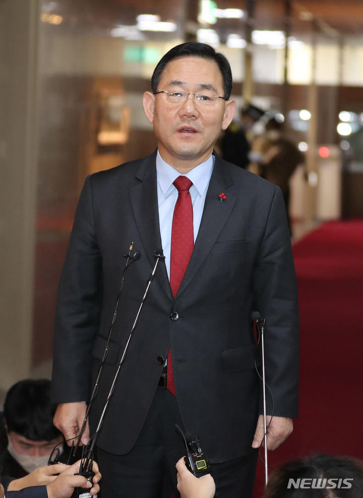 [서울=뉴시스] 전진환 기자 = 주호영 국민의힘 원내대표가 2일 오전 서울 여의도 국회의장실에서 박홍근 더불어민주당 원내대표와의 회동을 마치고 나와 기자들에게 발언하고 있다. 2022.12.02. amin2@newsis.com