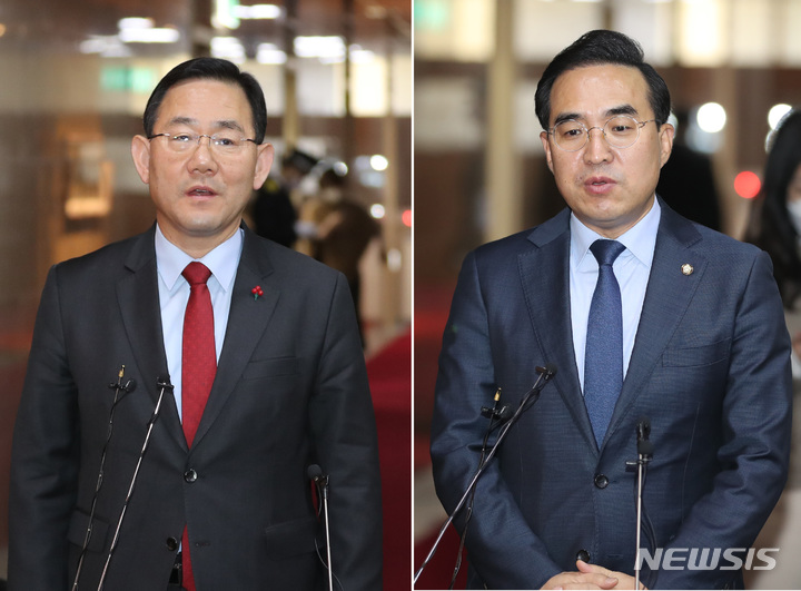 [서울=뉴시스] 전진환 기자 = 주호영(왼쪽) 국민의힘 원내대표와 박홍근 더불어민주당 원내대표가 2일 오전 서울 여의도 국회의장실에서 여야 원내대표 회동을 마치고 나와 각각 기자들에게 발언하고 있다. 2022.12.02. amin2@newsis.com