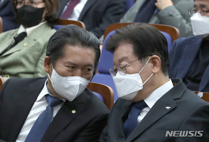 [서울=뉴시스] 전진환 기자 = 더불어민주당 이재명 대표와 정청래 최고위원이 2일 오후 서울 여의도 국회에서 열린 의원총회에서 대화하고 있다. 2022.12.02. amin2@newsis.com