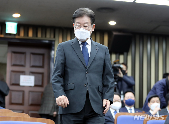 [서울=뉴시스] 전진환 기자 = 이재명 더불어민주당 대표가 2일 오후 서울 여의도 국회에서 열린 의원총회에 참석하고 있다. 2022.12.02. amin2@newsis.com