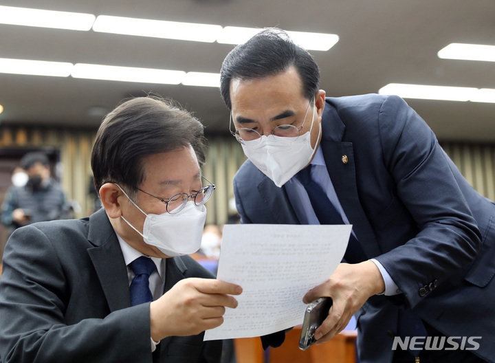 [서울=뉴시스] 전진환 기자 = 더불어민주당 이재명 대표와 박홍근 원내대표가 2일 오후 서울 여의도 국회에서 열린 의원총회에서 자료를 보며 대화하고 있다. 2022.12.02. amin2@newsis.com