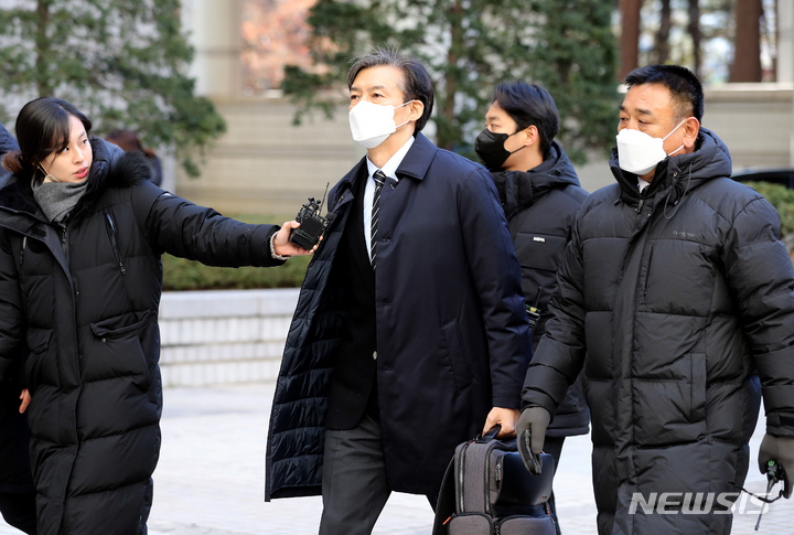 [서울=뉴시스] 김금보 기자 = 조국 전 법무부 장관이 2일 오후 서울 서초구 서울중앙지법에서 열린 자녀 입시비리 및 감찰 무마 의혹 관련 공판에 출석하고 있다. 2022.12.02. kgb@newsis.com