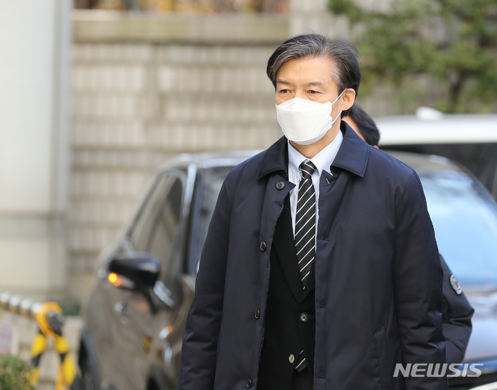 [서울=뉴시스] 김금보 기자 = 조국 전 법무부 장관이 2일 오후 서울 서초구 서울중앙지방법원에서 열린 자녀 입시비리 및 감찰 무마 의혹 관련 공판에 출석하고 있다. 2022.12.02. kgb@newsis.com