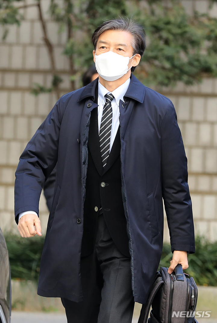 [서울=뉴시스] 김금보 기자 = 조국 전 법무부 장관이 2일 오후 서울 서초구 서울중앙지방법원에서 열린 자녀 입시비리 및 감찰 무마 의혹 관련 공판에 출석하고 있다. 2022.12.02. kgb@newsis.com