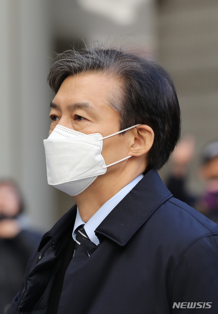 [서울=뉴시스] 김금보 기자 = 조국 전 법무부 장관이 2일 오후 서울 서초구 서울중앙지방법원에서 열린 자녀 입시비리 및 감찰 무마 의혹 관련 공판에 출석하고 있다. 2022.12.02. kgb@newsis.com