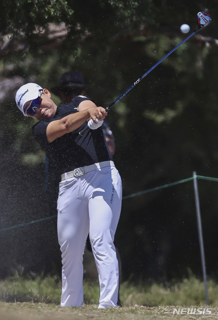 [멜버른=AP/뉴시스] 신지애가 2일(현지시간) 호주 멜버른의 킹스턴 히스 골프클럽에서 열린 DP 월드투어 ISPS 한다 호주오픈 2라운드 10번 홀에서 샷하고 있다. 신지애는 중간 합계 9언더파 136타로 단독 2위를 기록했고 공동선두였던 유소연은 공동 3위로 내려앉았다. 2022.12.02.