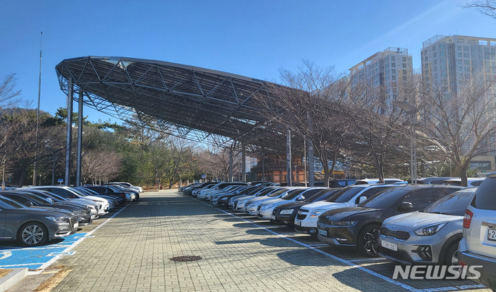 [무안=뉴시스] 전남도청 태양광발전 주차장 전경. (사진=전남도 제공) 2022.12.02. photo@newsis.com