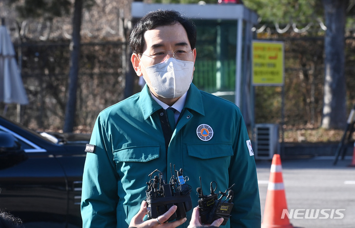 [성남=뉴시스] 김종택 기자 = 이창양 산업통상자원부 장관이 2일 경기도 성남시 분당구 대한송유관공사 판교저유소를 찾아 석유제품 출하 현장점검을 마친 후 발언하고 있다. 2022.12.02. jtk@newsis.com