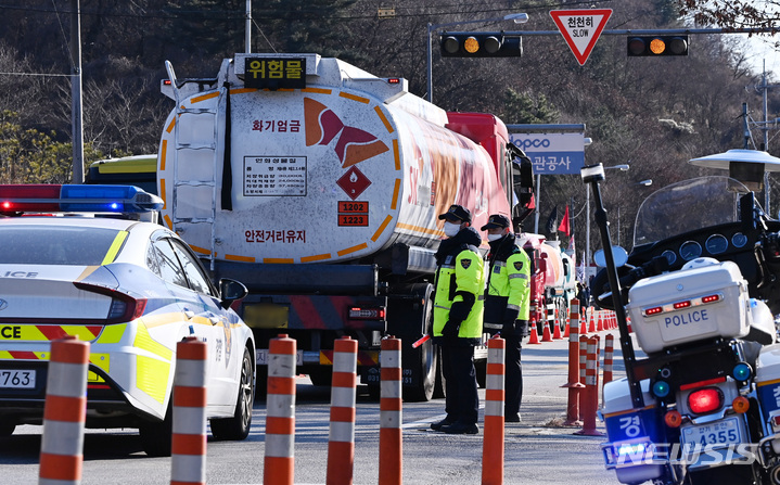 [성남=뉴시스] 김종택 기자 = 화물연대 총파업이 9일째 접어든 2일 경기도 성남시 분당구 대한송유관공사 판교저유소 앞 도로에서 유조차가 이동하고 있다. 정부는 시멘트 운송 기사에 이어 유조차 운송 기사에 대한 업무개시명령을 검토하고 있다. 2022.12.02. jtk@newsis.com