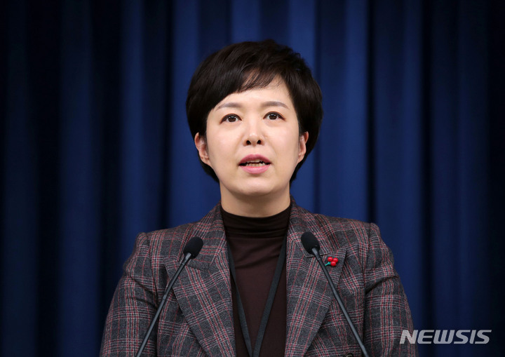 [서울=뉴시스] 홍효식 기자 = 김은혜 홍보수석이 2일 오후 서울 용산 대통령실 청사 브리핑룸에서 화물연대 집단운송거부 관련 브리핑을 하고 있다. 2022.12.02. yesphoto@newsis.com