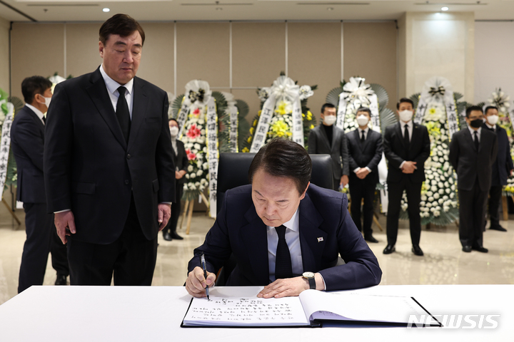 [서울=뉴시스] 윤석열 대통령이 2일 서울 중구 주한중국대사관에 마련된 고 장쩌민 전 중국 국가주석의 분향소를 찾아 조문록을 작성하고 있다. (사진=대통령실 제공) 2022.12.02. photo@newsis.com *재판매 및 DB 금지