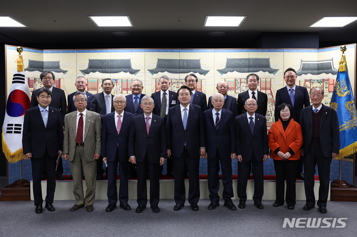 [서울=뉴시스] 윤석열 대통령이 1일 서울 용산 대통령실에서 열린 대한민국학술원 석학들과의 오찬 간담회를 마친 후 이장무 대한민국학술원 회장 등 참석자들과 기념촬영하고 있다. (사진=대통령실 제공) 2022.12.01. photo@newsis.com *재판매 및 DB 금지