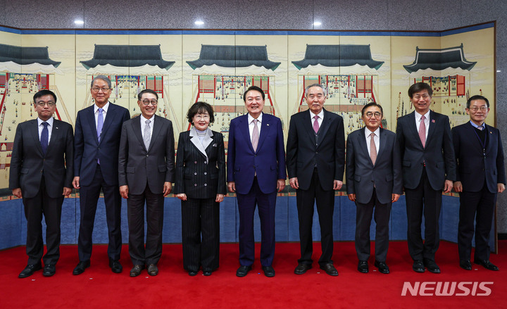 [서울=뉴시스] 윤석열 대통령이 30일 서울 용산 대통령실 청사에서 열린 과학기술 원로 오찬 간담회를 마친 뒤 참석자들과 기념촬영을 하고 있다. 이날 오찬 간담회는 김명자 서울국제포럼 회장, 김도연 울산공업학원 이사장, 조무제 울산과학기술원 명예교수, 이현순 울산과학기술원 이사장, 문길주 고려대학교 석좌교수, 이우일 한국과학기술단체총연합회장과 이종호 과학기술정보통신부 장관 등이 참석했다. (사진=대통령실 제공) 2022.11.30. photo@newsis.com *재판매 및 DB 금지