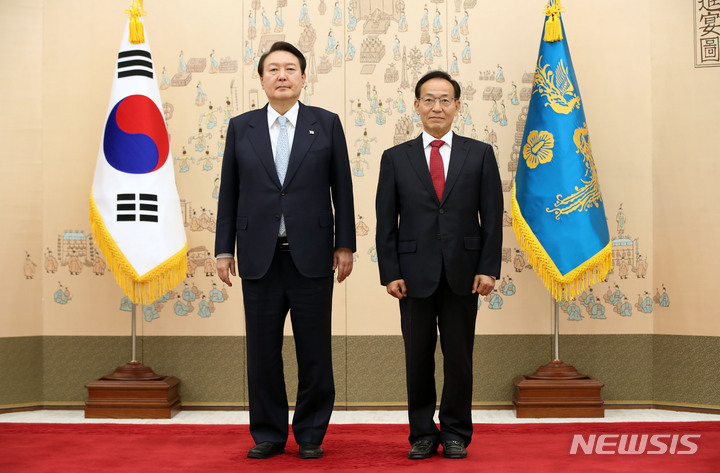 [서울=뉴시스] 전신 기자 = 윤석열 대통령이 29일 서울 용산 대통령실 청사에서 김태기 중앙노동위원장에게 임명장을 수여한 후 기념촬영하고 있다. 2022.11.29. photo1006@newsis.com