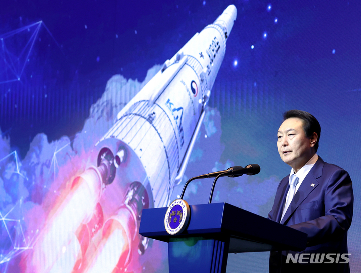 [서울=뉴시스] 전신 기자 = 윤석열 대통령이 28일 서울 서초구 JW메리어트 호텔 서울에서 열린 미래 우주 경제 로드맵 선포식에서 미래 우주경제 로드맵을 발표하고 있다. (대통령실통신사진기자단) 2022.11.28. photo1006@newsis.com