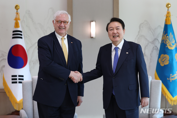 [서울=뉴시스] 윤석열 대통령이 2일 서울 용산 대통령실 청사에서 존 햄리 미국 전략국제문제연구소(CSIS) 회장을 접견하고 있다. (사진=대통령실 제공) 2022.12.02. photo@newsis.com