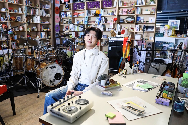 [서울=뉴시스] '타이니 데스크 콘서트(Tiny Desk Concert)' 출연한 RM. 2022.12.03. (사진= 빅히트 뮤직 제공) photo@newsis.com *재판매 및 DB 금지