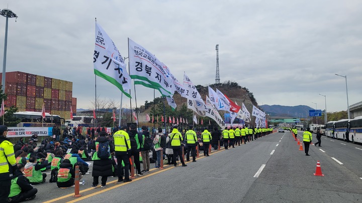 [부산=뉴시스] 권태완 기자 =  3일 오후 부산 강서구 부산신항 교차로에서 민주노총 영남권 조합원들이 '전국노동자대회 영남권 대회'를 갖고 있다. (사진=부산경찰청 제공) 2022.12.03. photo@newsis.com *재판매 및 DB 금지