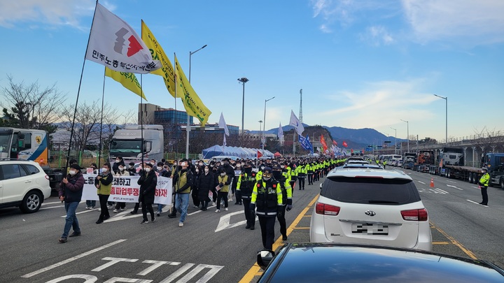 [부산=뉴시스] 권태완 기자 =  3일 오후 부산 강서구 부산신항 교차로에서 민주노총 영남권 조합원들이 '전국노동자대회 영남권 대회'를 열고 행진 시위를 하고 있다. (사진=부산경찰청 제공) 2022.12.03. photo@newsis.com *재판매 및 DB 금지