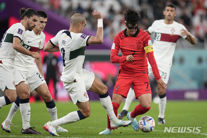 [알 라이얀=뉴시스/AP] 손흥민이 2022 카타르 월드컵 조별리그 마지막 경기인 포르투갈전에서 단독 드립블을 시도하고 있다. 2022.12.02