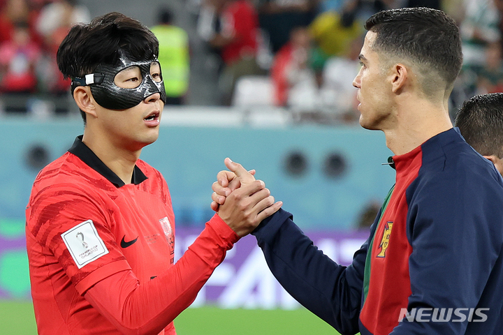 [알라이얀(카타르)=뉴시스] 백동현 기자 = 2일(현지시간) 카타르 알라이얀 에듀케이션 시티 스타디움에서 열린 2022 카타르 월드컵 H조 최종 3차전 대한민국과 포르투갈의 경기, 대한민국 손흥민과 포르투갈 호날두가 인사하고 있다. 2022.12.03. livertrent@newsis.com
