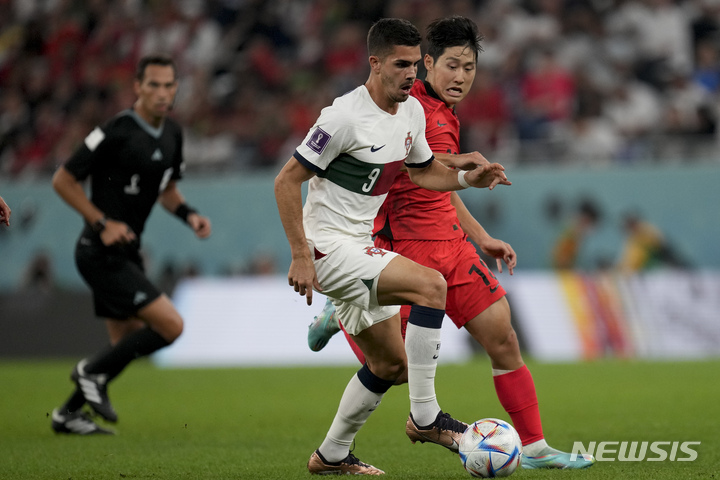 [알 라이얀=뉴시스/AP] 이강인(오른쪽)이 2022 카타르 월드컵 조별리그 3차전에서 포르투갈 선수와 볼 경합을 벌이고 있다. 2022.12.02