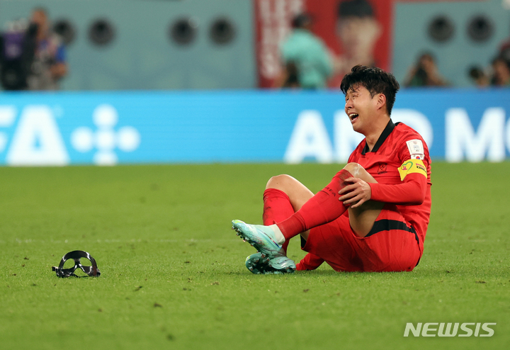 [알라이얀(카타르)=뉴시스] 조성우 기자 = 2일(현지시간) 카타르 알라이얀 에듀케이션 시티 스타디움에서 열린 2022 카타르 월드컵 H조 최종 3차전 대한민국과 포르투갈의 경기, 2대1로 포르투갈을 꺾은 한국 손흥민이 안대를 벗어 던지고 기뻐하고 있다. 2022.12.03. xconfind@newsis.com