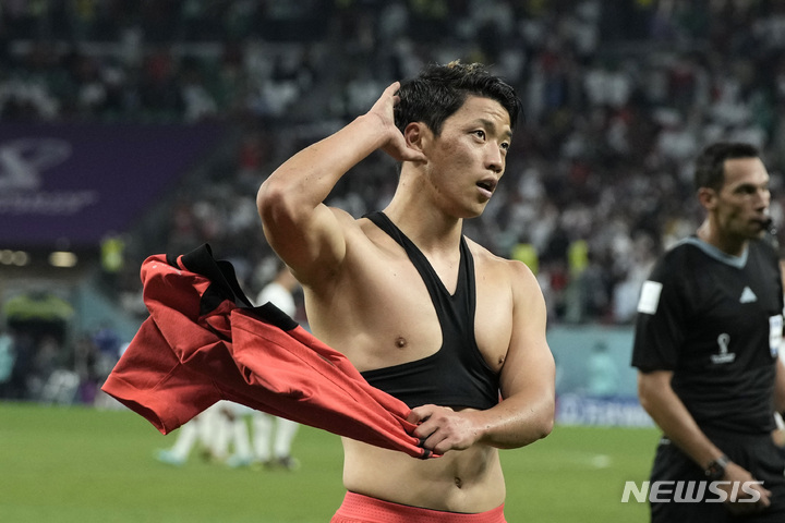 [알 라이얀=뉴시스/AP] 황희찬 선수가 2022 카타르 월드컵 포르투갈전에서 골을 넣은 뒤 상의를 탈의하는 세리머니를 하고 있다.  2022.12.02