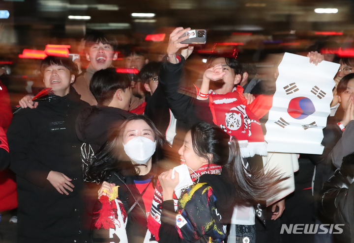 [서울=뉴시스] 김근수 기자 = 2022 카타르 월드컵 조별리그 3차전 대한민국과 포르투갈의 경기가 열린 지난 3일 새벽 서울 광화문 광장에서 대한민국이 16강 진출이 확정되자 붉은악마들이 환호하고 있다. 2022.12.03. ks@newsis.com