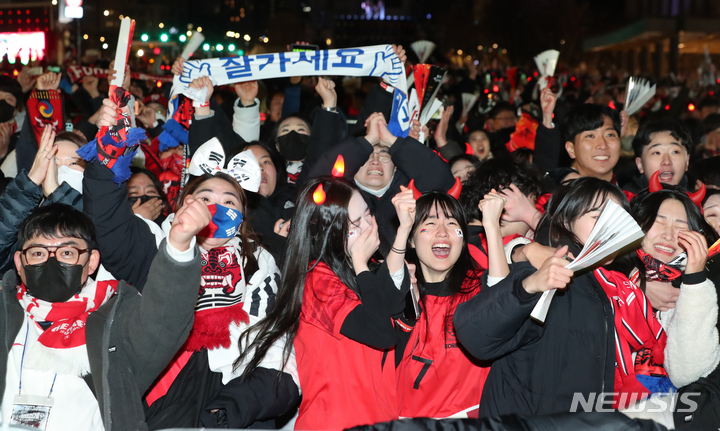 [서울=뉴시스] 김근수 기자 = 2022 카타르 월드컵 조별리그 3차전 대한민국과 포르투갈의 경기가 열린 지난 3일 새벽 서울 광화문 광장에서 대한민국이 16강 진출이 확정되자 붉은악마들이 환호하고 있다. 2022.12.03. ks@newsis.com