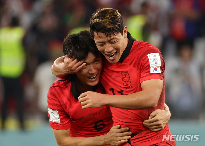 [알라이얀(카타르)=뉴시스] 조성우 기자 = 2일(현지시간) 카타르 알라이얀 에듀케이션 시티 스타디움에서 열린 2022 카타르 월드컵 H조 최종 3차전 대한민국과 포르투갈의 경기, 2대1 역전골의 주인공인 한국 황희찬이 황인범과 경기 후 기뻐하고 있다. 2022.12.03. xconfind@newsis.com