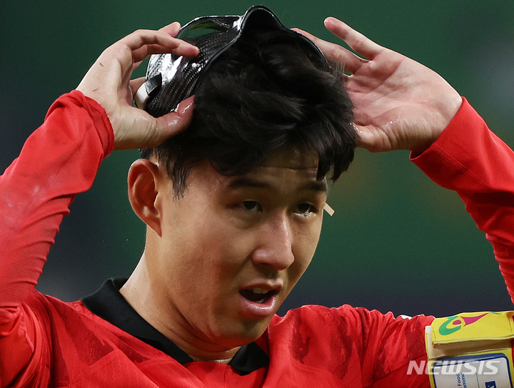 [알라이얀(카타르)=뉴시스] 조성우 기자 = 2일(현지시간) 카타르 알라이얀 에듀케이션 시티 스타디움에서 열린 2022 카타르 월드컵 H조 최종 3차전 대한민국과 포르투갈의 경기, 한국 손흥민이 경기중 마스크를 고쳐쓰고 있다. 2022.12.03. xconfind@newsis.com