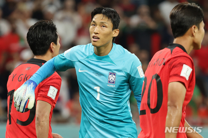 [알라이얀(카타르)=뉴시스] 백동현 기자 = 2일(현지시간) 카타르 알라이얀 에듀케이션 시티 스타디움에서 열린 2022 카타르 월드컵 H조 최종 3차전 대한민국과 포르투갈의 경기, 김승규가 동료들을 격려하고 있다. 2022.12.03. livertrent@newsis.com
