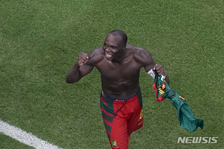[루사일=AP/뉴시스] 카메룬의 뱅상 아부바카르가 3일(한국시간) 카타르 루사일의 루사일 아이코닉 스타디움에서 열린 브라질과 2022 FIFA 카타르 월드컵 G조 마지막 경기에서 결승골을 넣은 뒤 유니폼 상의를 벗고 세리머니를 하고 있다. 2022.12.03.