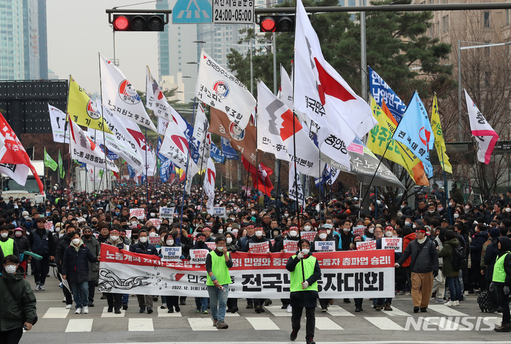 [서울=뉴시스] 이영환 기자 = 민주노총 조합원들이 지난 3일 오후 서울 여의도 국회 앞에 설치된 전국노동자대회무대를 향해 행진하고 있다. 2022.12.03. 20hwan@newsis.com