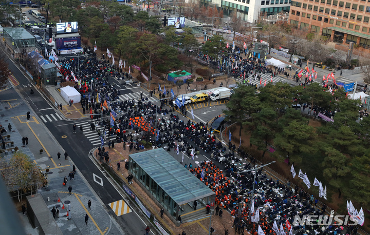 [서울=뉴시스] 이영환 기자 =  3일 오후 서울 여의도 국회 앞에서 전국민중대회가 열리고 있다. 2022.12.03. 20hwan@newsis.com